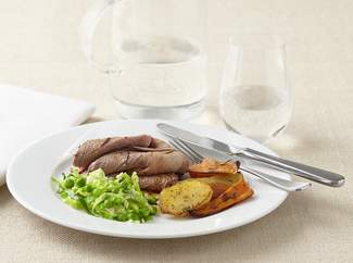 D5285_steak_with_avocado_salad_and_oregano_tomatoes