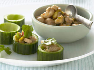 Spicy-thai-flavoured-chicken-in-cucumber-cups